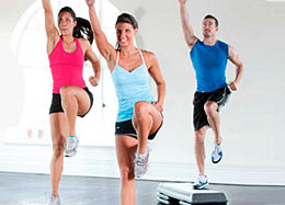 Foto de grupo de personas practicando Aerobic